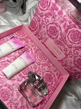 Versace Bright Crystal Gift Set in Pink